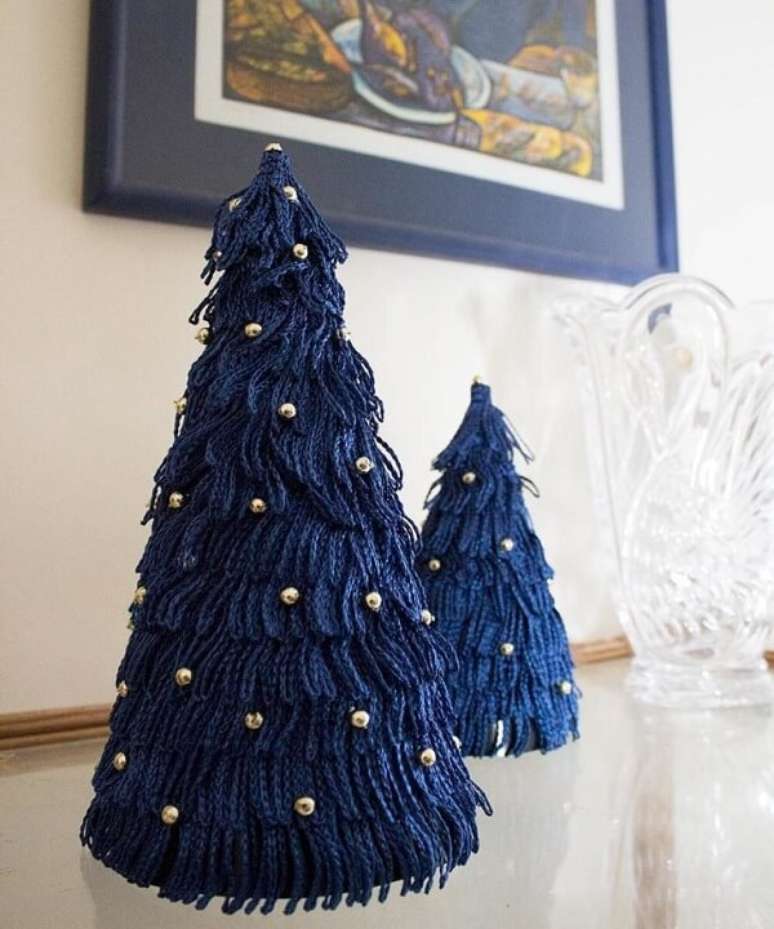 40. Mini árvore de natal feita com lã e bolas douradas – Foto Vila do Artesão