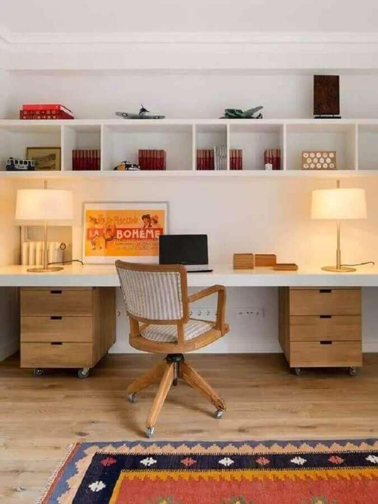 25. Bancada de trabalho suspensa para decora&ccedil;&atilde;o de home office com gaveteiro de madeira &ndash; Foto: Casa Tr&egrave;s Chic