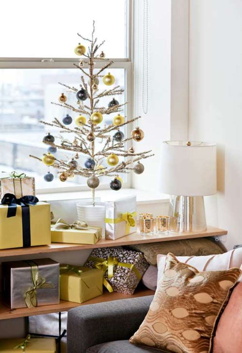 65. Sala moderna decorada com mini &aacute;rvore de natal &ndash; Foto Decor Facil