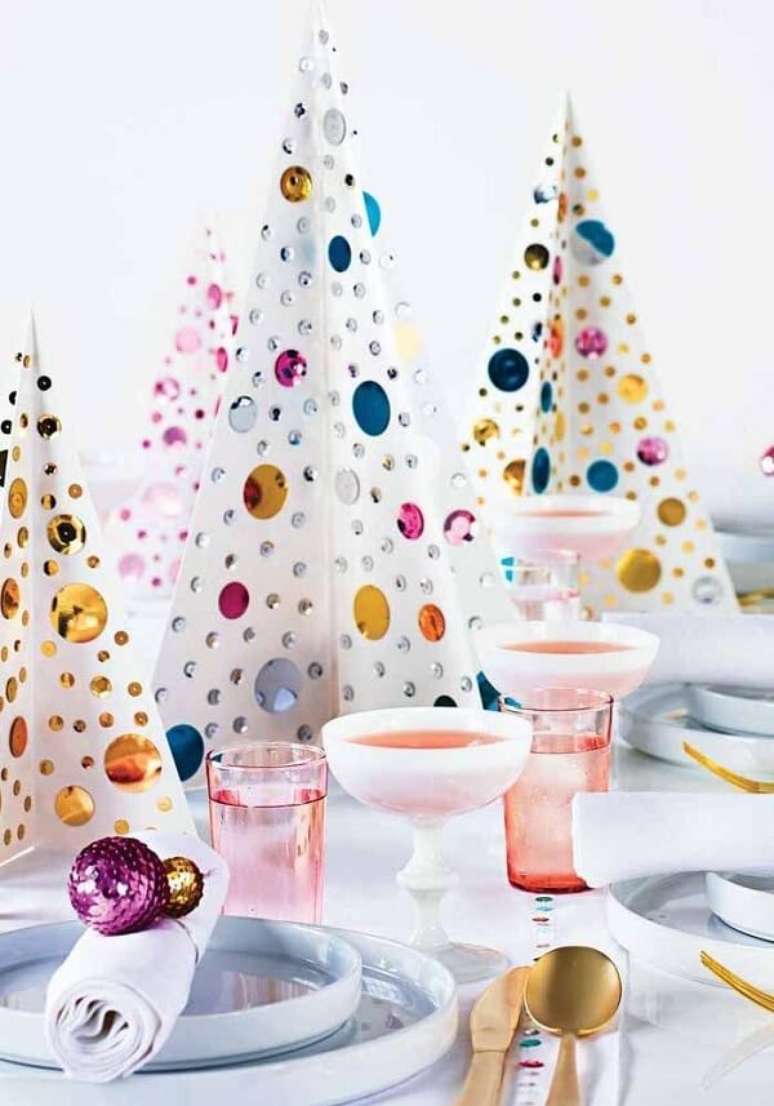 6. Mesa posta com mini &aacute;rvore de natal colorida &ndash; Foto Decor Facil
