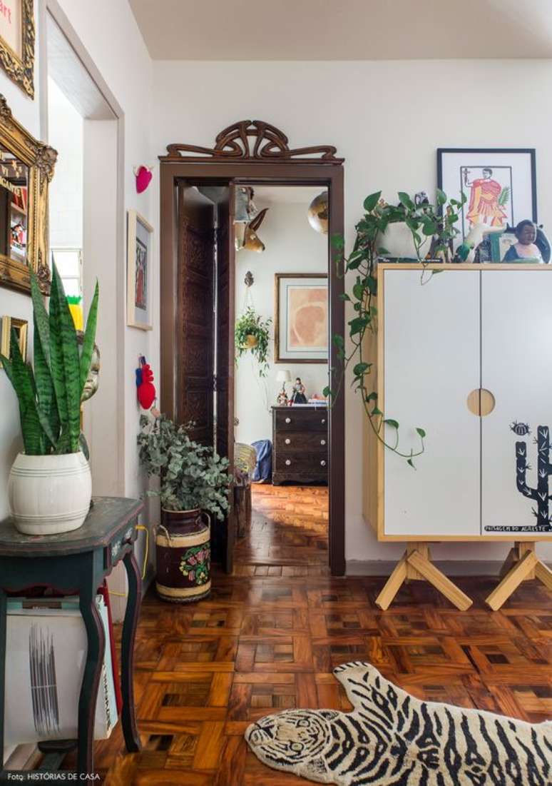53. Sala com móveis estilo vintage e decoração com plantas – Foto Historias de Casa