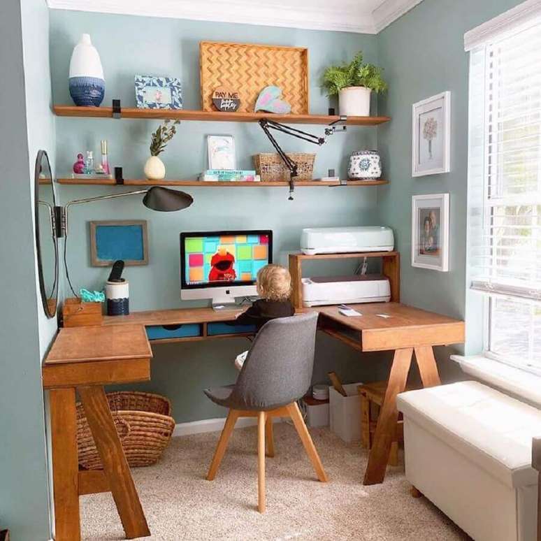 57. Home office simples decorado com bancada de trabalho de madeira em U &ndash; Foto: Morgan Mcbride