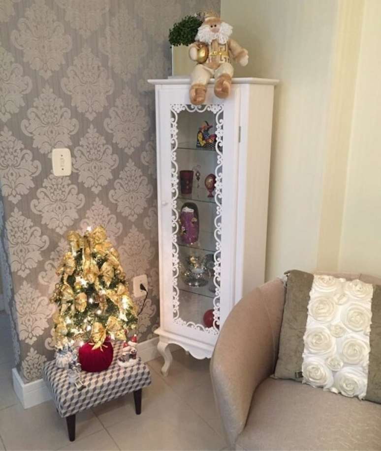 58. Sala clássica decorada com mini árvore de natal dourada – Foto Singular Presentes e Decoracao