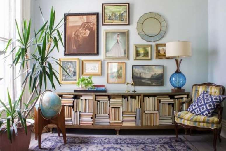 60. Sala de estar estilo vintage com moveis de madeira – Foto Design Sponge