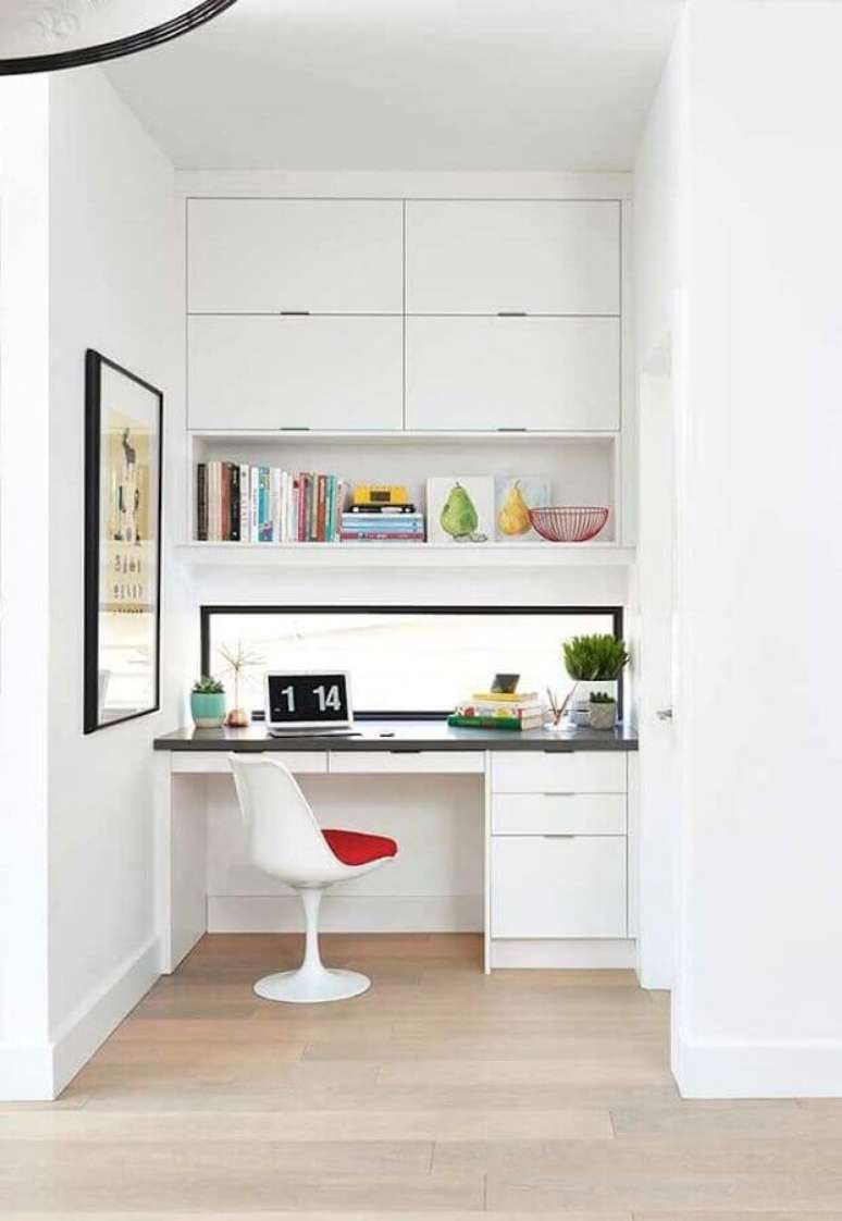 12. Bancada de trabalho com gavetas para decora&ccedil;&atilde;o clean de home office todo branco &ndash; Foto: Casa e Festa