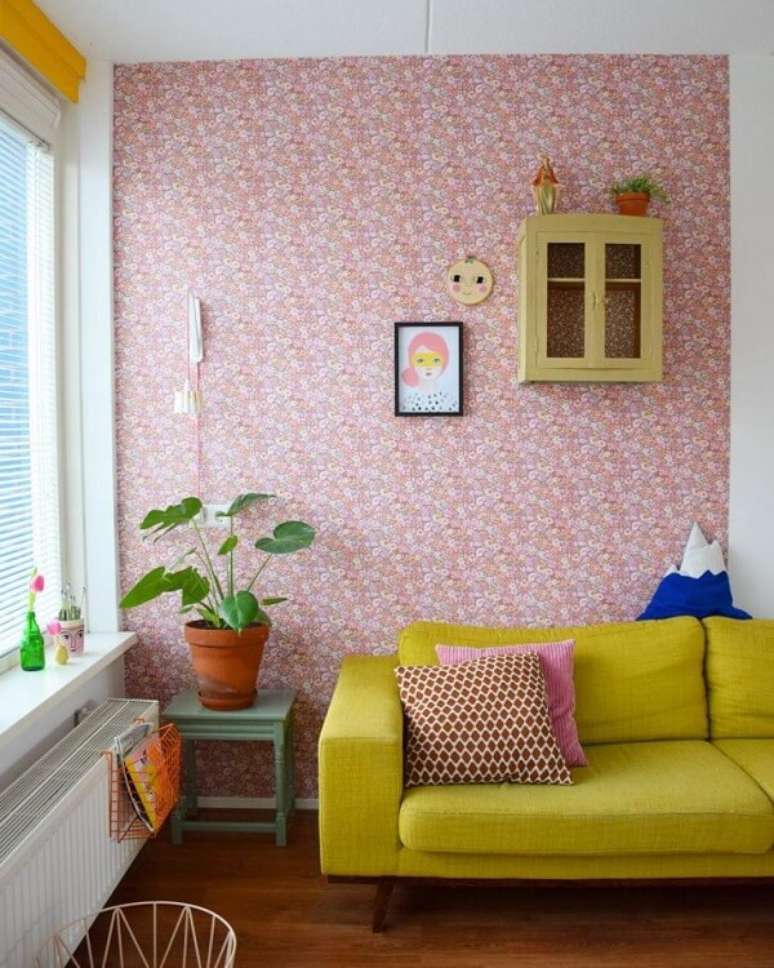 64. Sala estilo vintage com sof&aacute; verde e papel de parede floral rosa &ndash; Foto Gerja Hofman