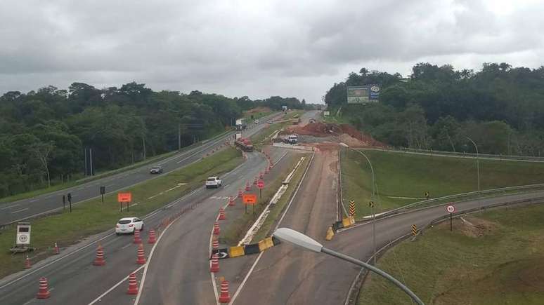Pista sentido São Paulo da rodovia Régis Bittencourt (BR-116) será interditada para obras, em Pariquera Açu. Trânsito será desviado por vicinais