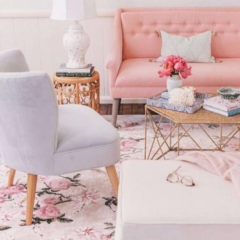 57. Sala com móveis estilo vintage na decoração rosa e cinza com tapete floral – Foto Julia Engel