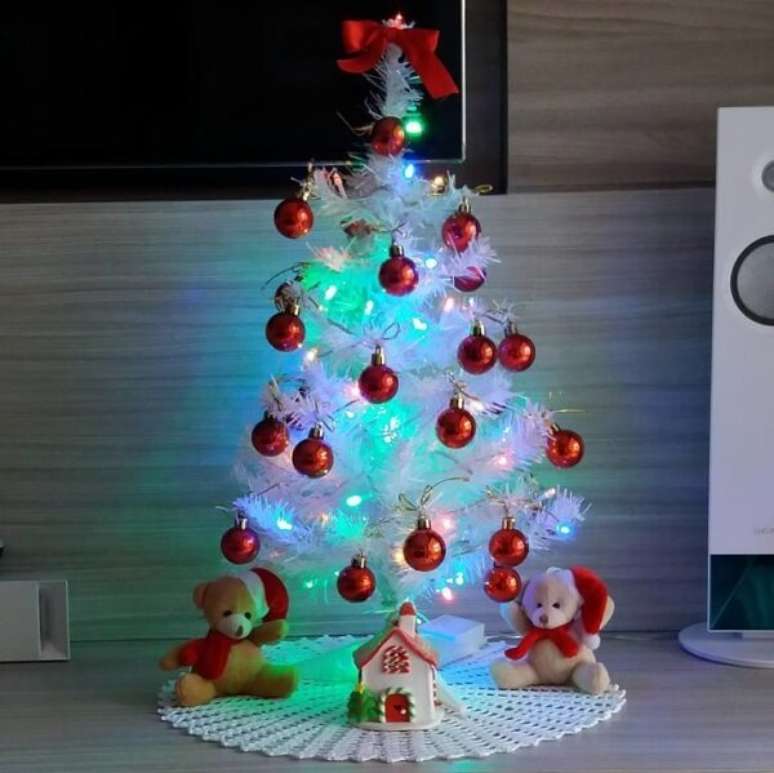35. Mini árvore de natal branca com bolas de natal vermelha -Foto Sil Doce Lar