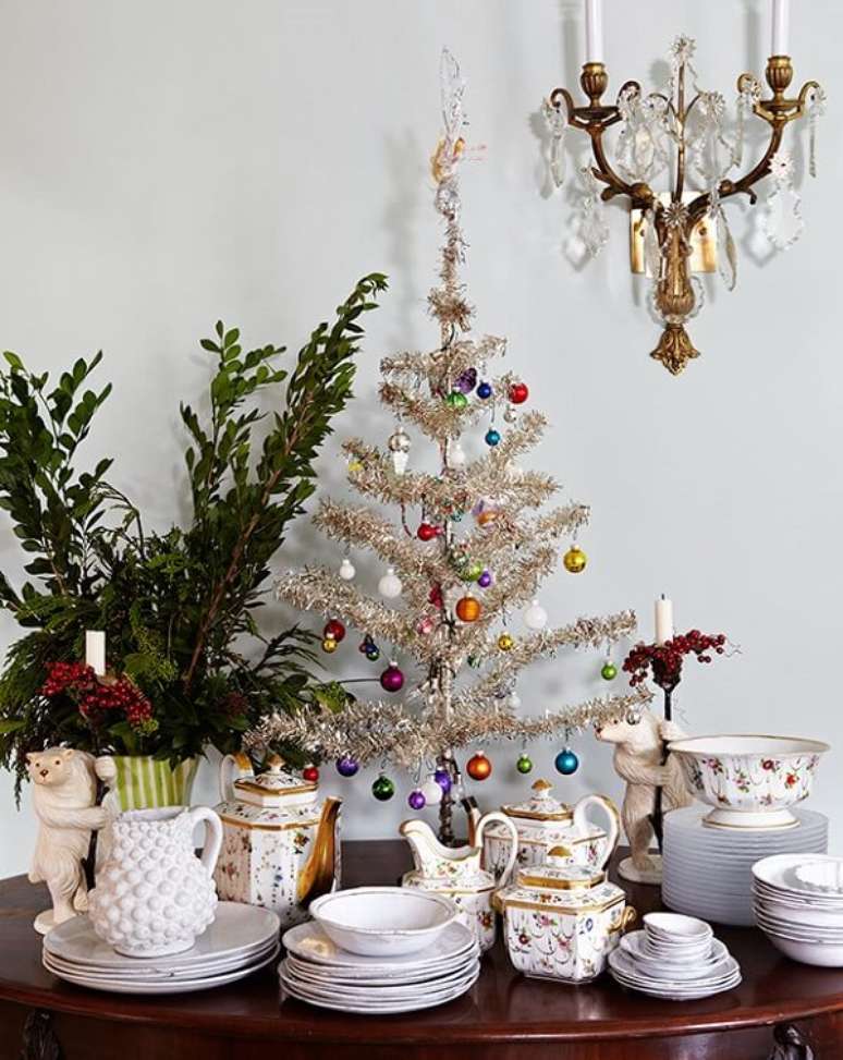 30. Mesa de jantar para ceia decorada com mini arvore de natal dourada – Foto Huse and Home
