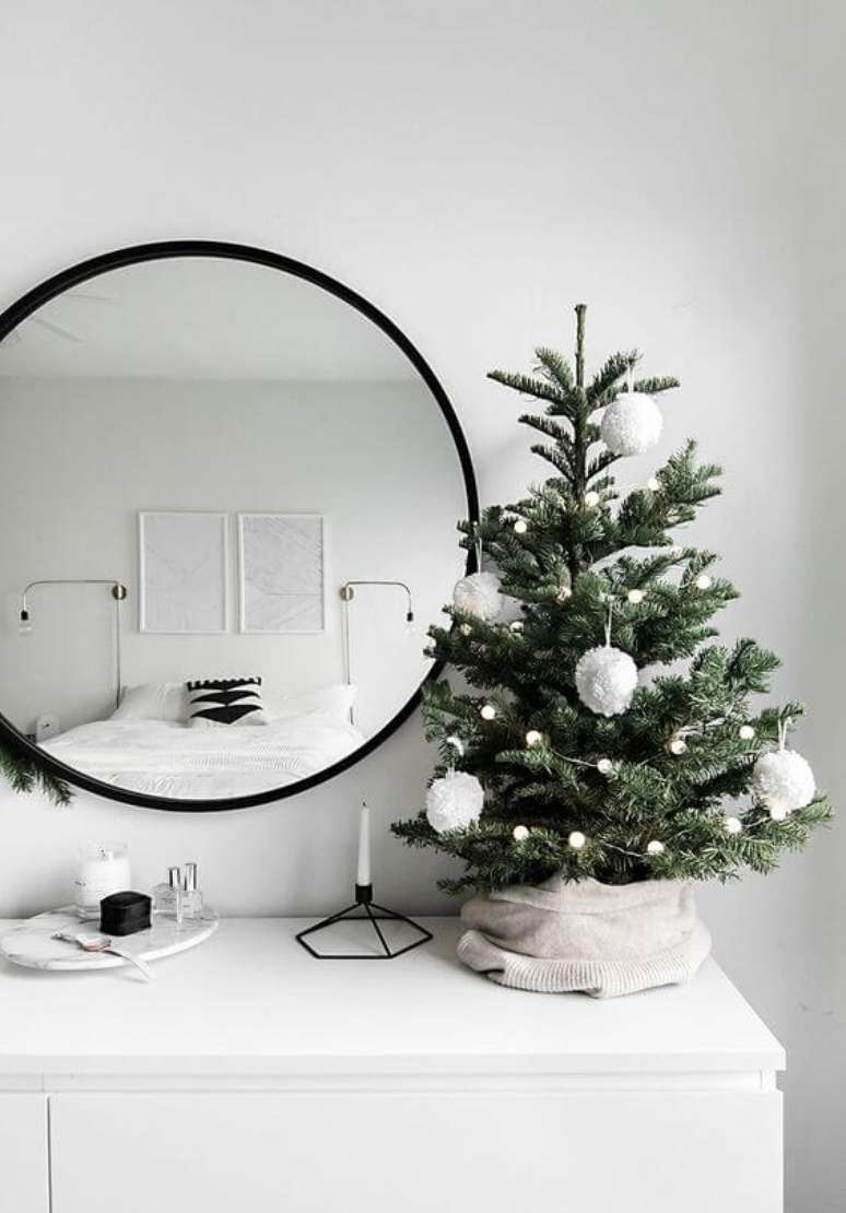 44. Mini arvore de natal na decora&ccedil;&atilde;o do quarto minimalista &ndash; Foto Casa Abril
