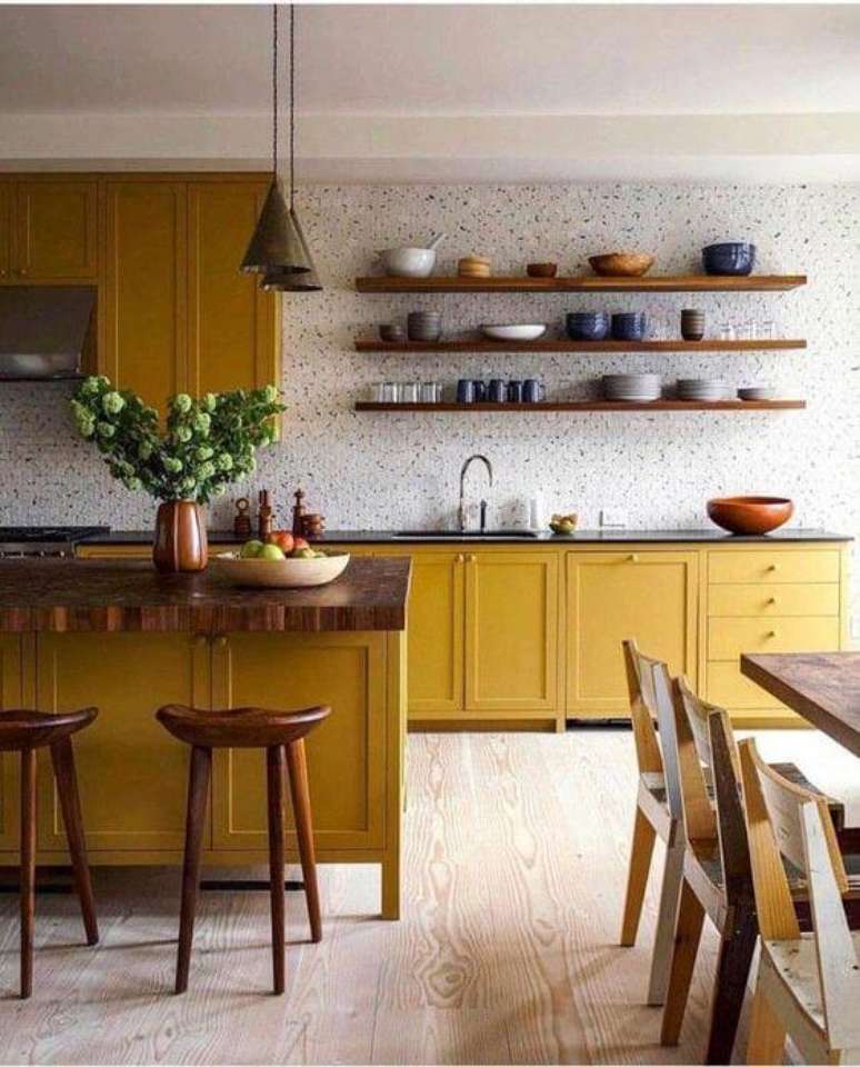 11. Cozinha estilo vintage na cor mostarda com bancada de madeira &ndash; Foto Casa Vogue