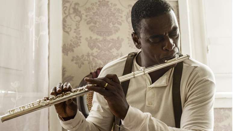 Seu Jorge interpreta o m&uacute;sico na vida adulta em 'Pixinguinha - Um Homem Carinhoso'