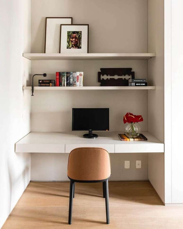 36. Decora&ccedil;&atilde;o clean para home office com bancada de trabalho suspensa &ndash; Foto: Triart Arquitetura