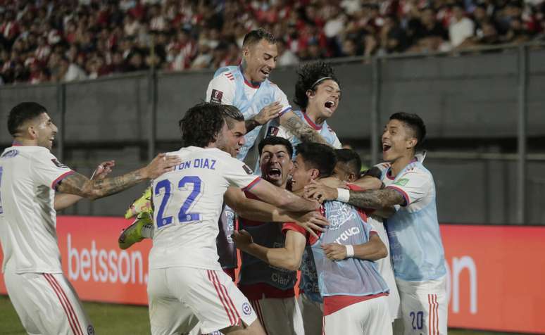 Chile bate o Paraguai e segue na briga pela vaga na Copa