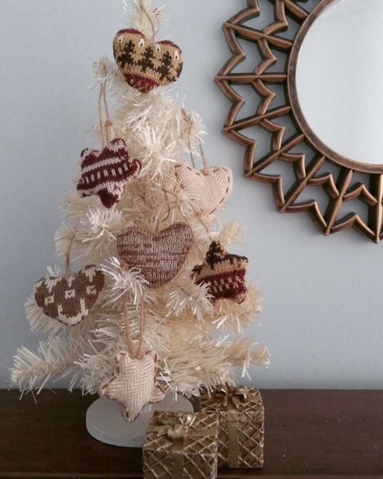 47. Mini &aacute;rvore de natal para aparador com artesanato &ndash; Foto Acesso Decor
