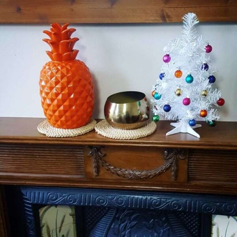 34. Mini árvore de natal branca com bolas de natal coloridas – Foto Kimberley Anne Freeman