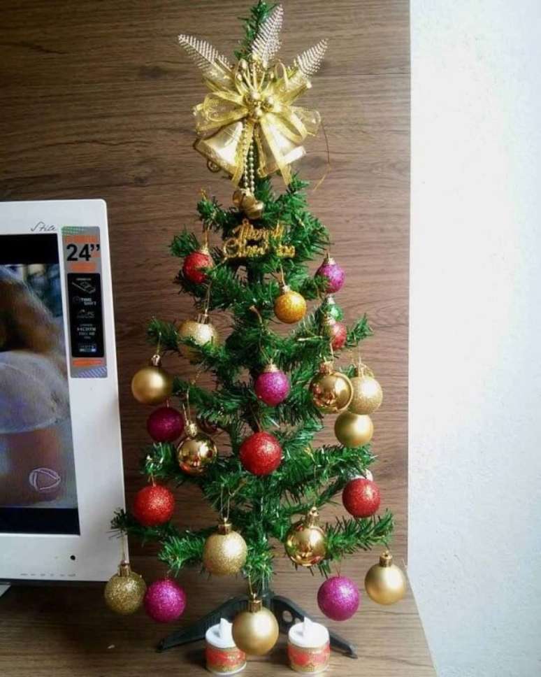 43. Mini árvore de natal na decoração do painel para sala – Foto Casinha Decorada