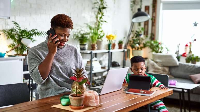 Funcionários com crianças menores de 8 anos poderão entrar em regime de teletrabalho sem precisar de autorização do empregador