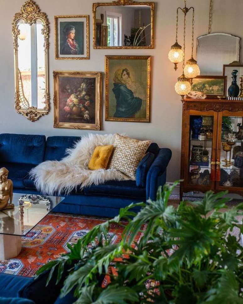 2. Sala estilo vintage com sofá azul e manta de pelos – Foto Elo7