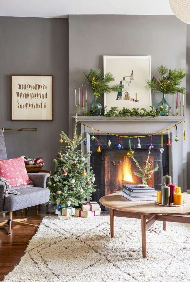 59. Sala com lareira decorada com mini árvore de natal – Foto Homeridian