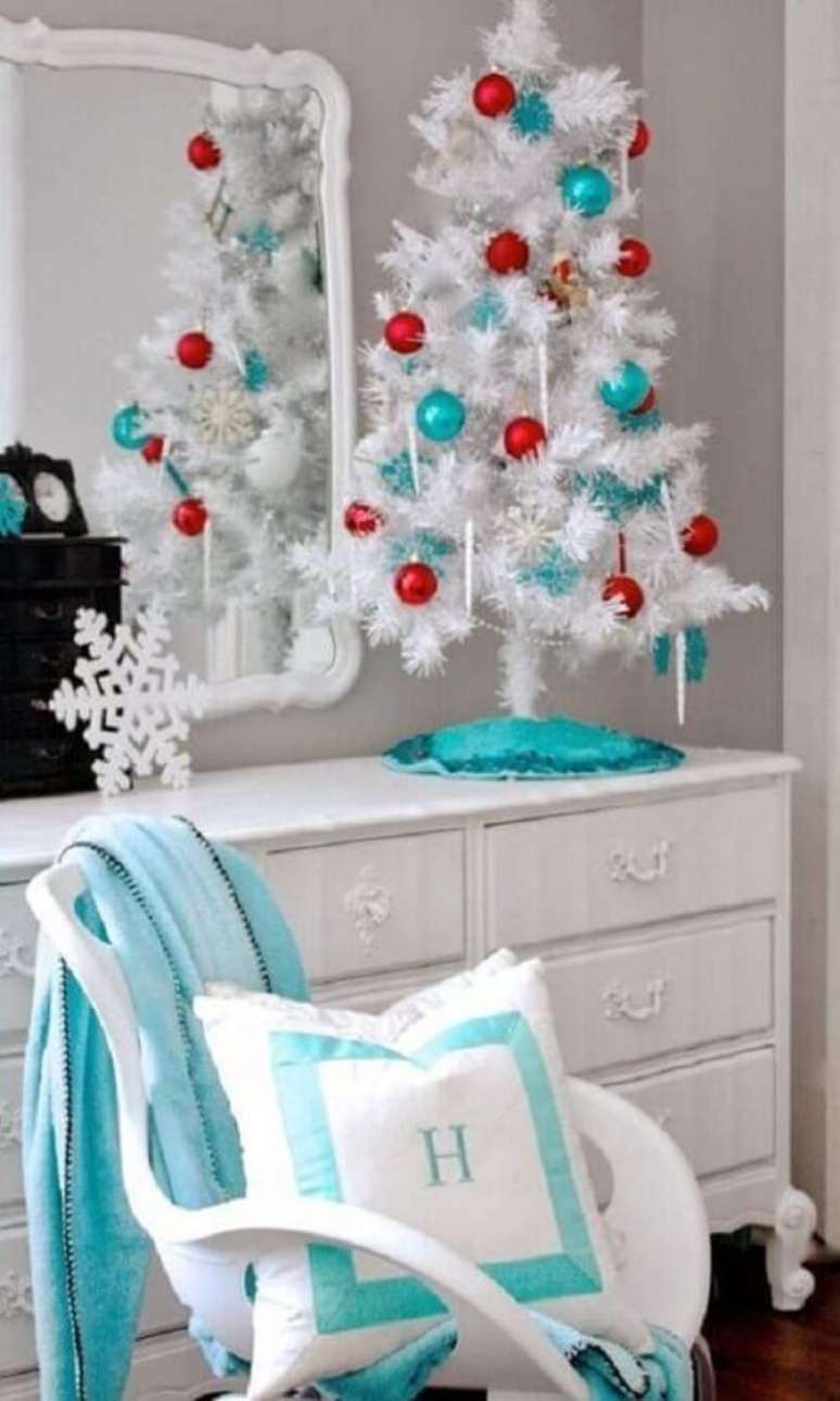 56. Sala branca com mini arvore de natal branca azul e vermelha &ndash; Foto Home Ideias