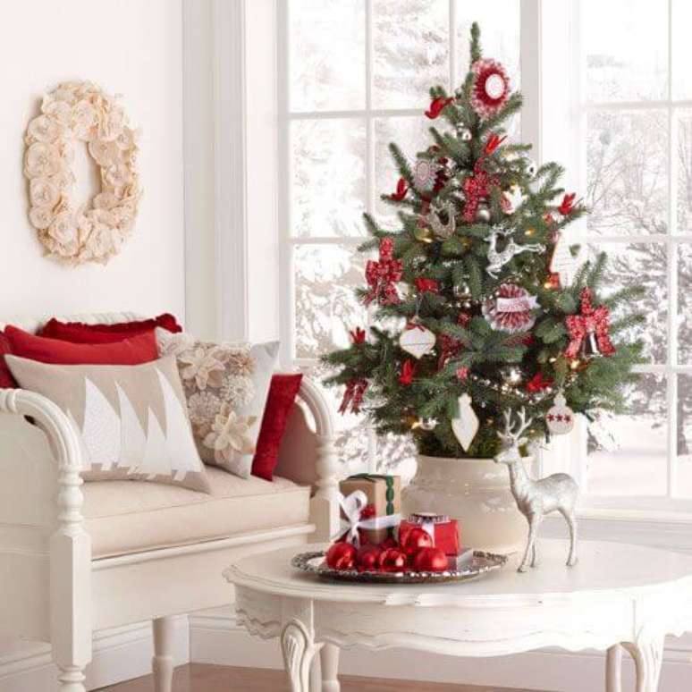 29. Mesa de centro decorada com mini arvore de natal clássica – Foto Home My Design