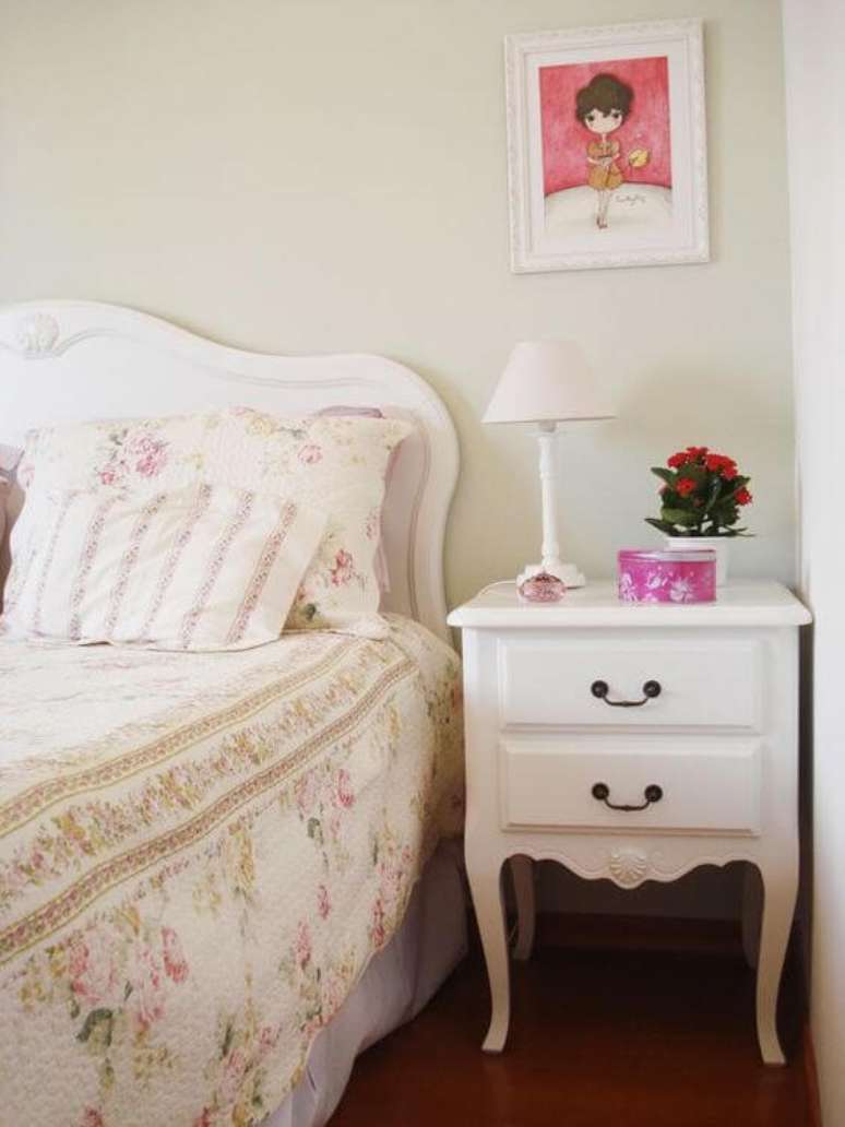 27. Criado mudo estilo vintage na cor branca com roupa de cama floral delicada – Foto Casamenteiras