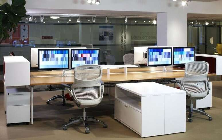 51. Escrit&oacute;rio moderno decorado com bancada de trabalho de madeira &ndash; Foto: Architizer