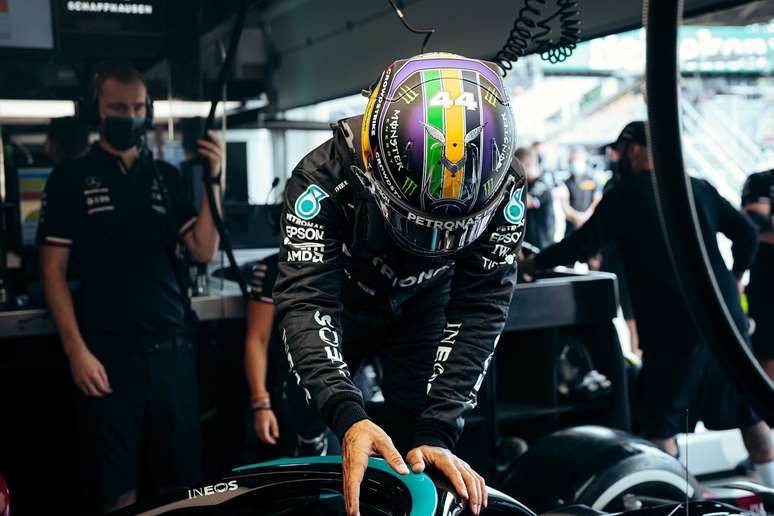 Lewis Hamilton corre com capacete especial no GP de São Paulo 