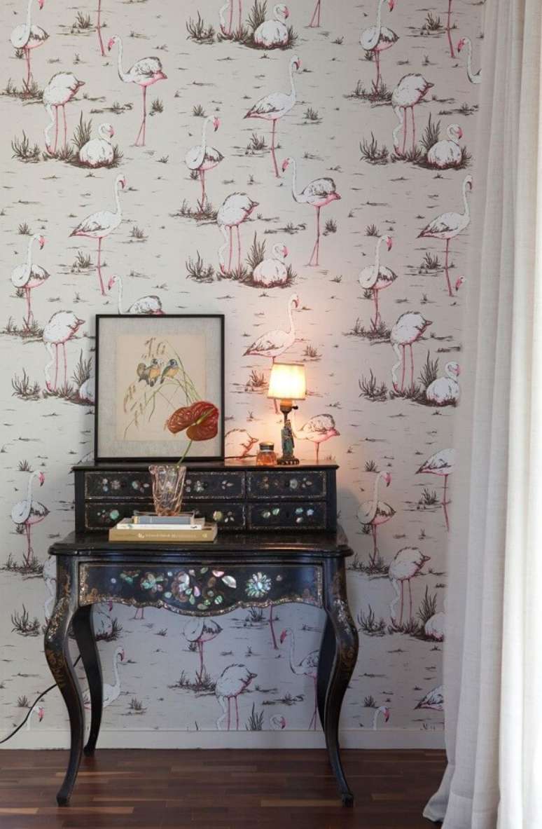 55. Sala com papel de parede estilo vintage e penteadeira preta -Foto Gabriel Valdivieso