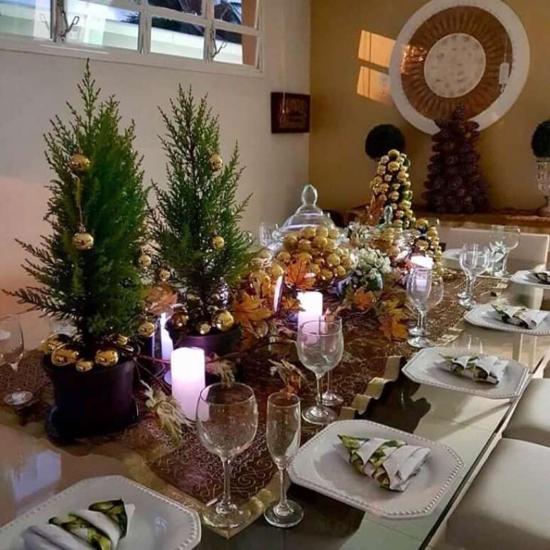 10. Ceia de natal decorada com mini &aacute;rvore de natal &ndash; Foto Enchante Produces