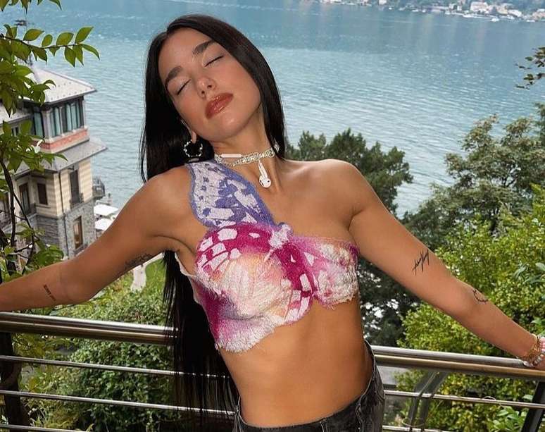 Dua LIpa com top borboleta da marca Masha Popova 