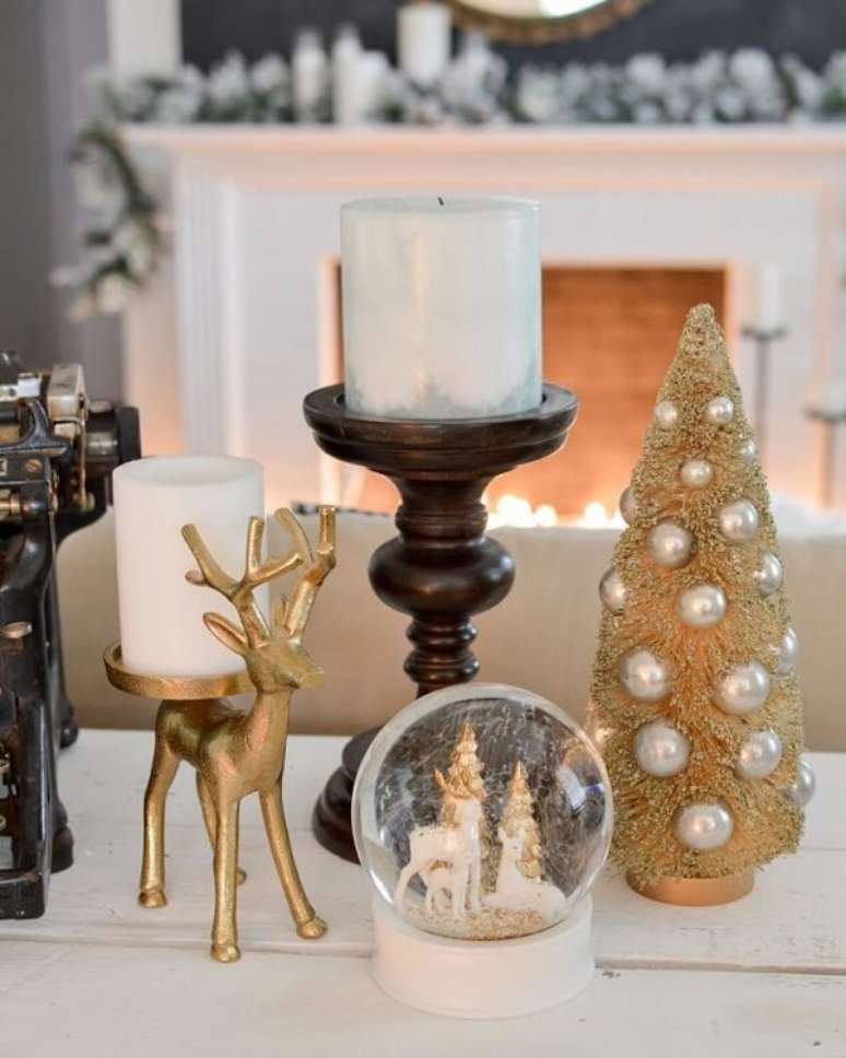 39. Mini árvore de natal dourada com enfeites dourados – Foto Fox Hollow Cottage
