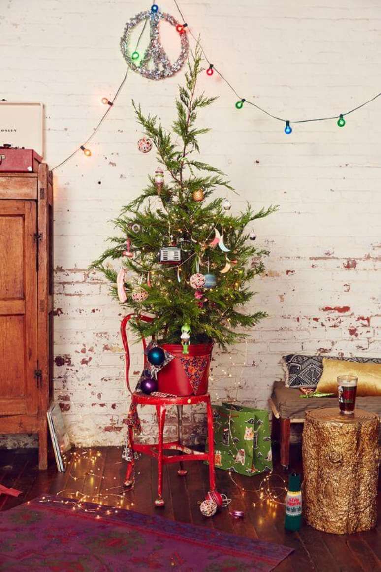 27. Decoração natalina com mini árvore de natal – Foto Alibaba
