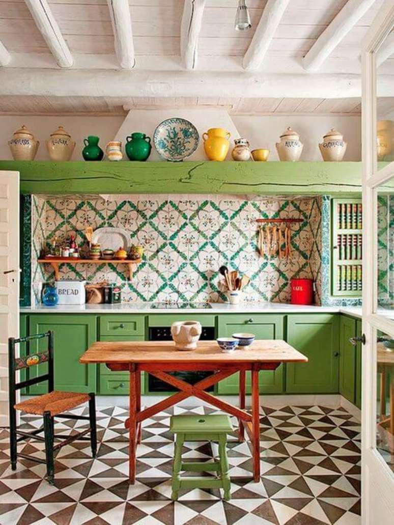26. Cozinha vintage com revestimento verde floral – Foto Casa Vogue