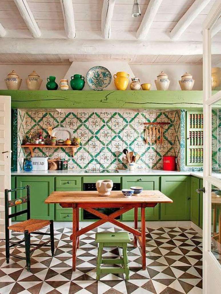 26. Cozinha vintage com revestimento verde floral &ndash; Foto Casa Vogue