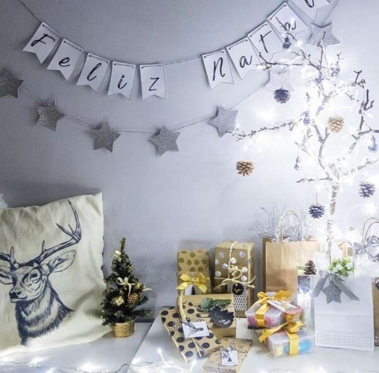 50. Mini &aacute;rvore de natal para decorar sala de estar moderna -Foto Maria Ienke