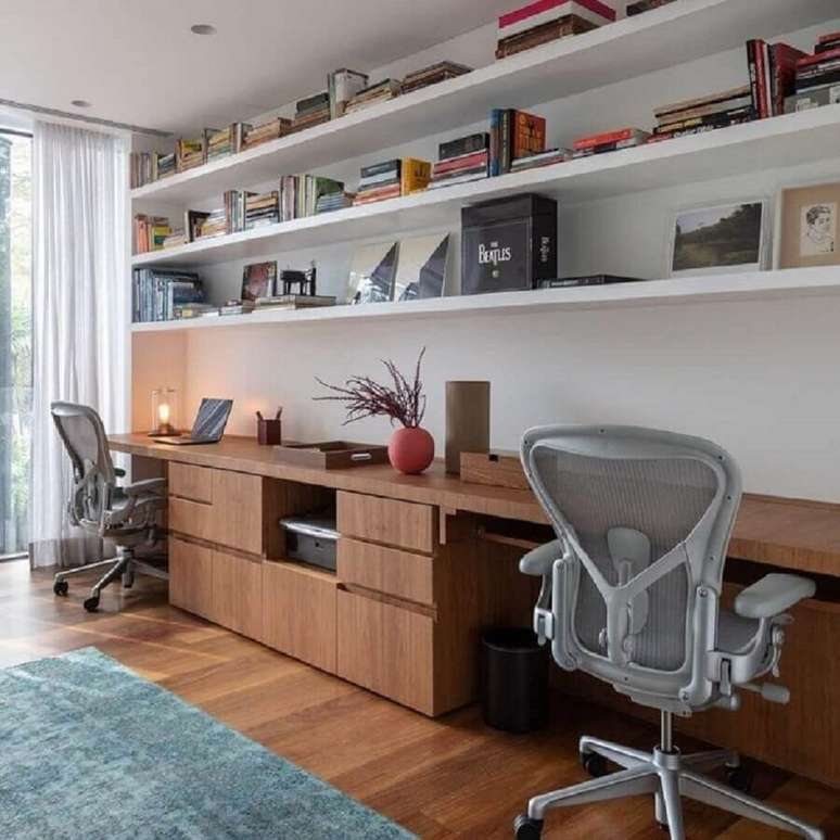 41. Decora&ccedil;&atilde;o de home office com bancada de trabalho de madeira e prateleiras para livros &ndash; Foto: Sala 2 Arquitetura
