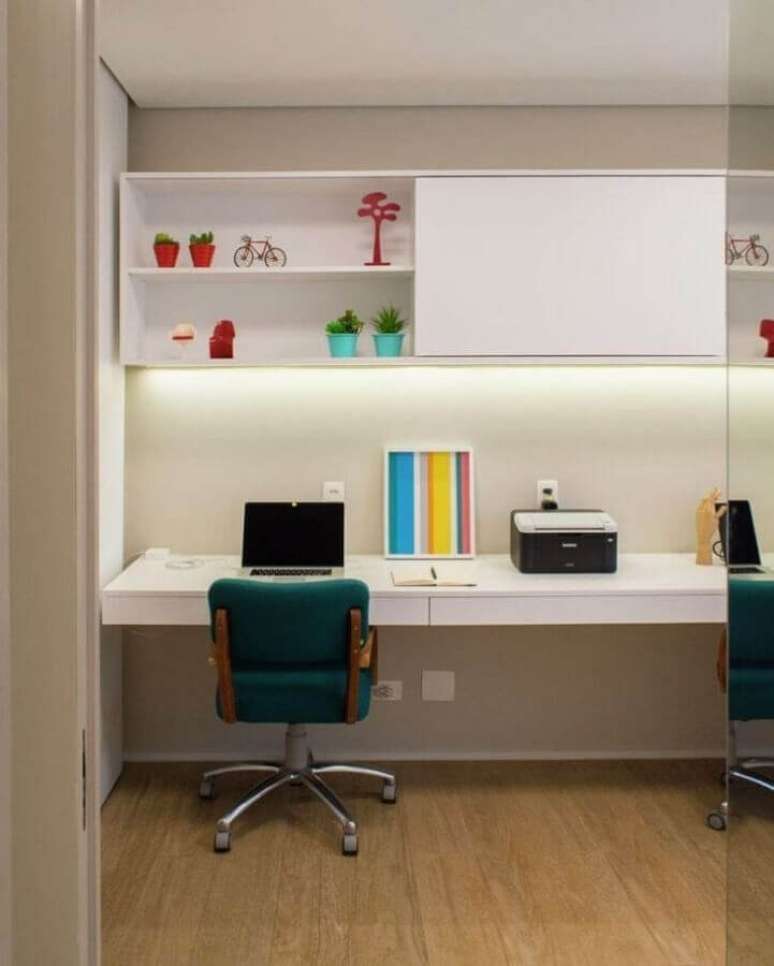 10. Arm&aacute;rio a&eacute;reo e bancada de trabalho no quarto decorado em cores claras &ndash; Foto: Marina Carvalho