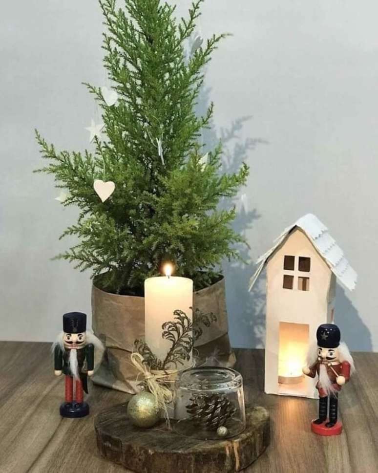 42. Mini arvore de natal na decoração da sala de estar minimalista – Foto Home 133 Dani e Ale