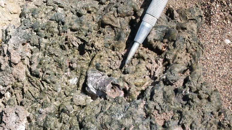 Essas rochas com formações cristalianas não têm valor comercial, mas são muito valiosas para os estudos de geologia