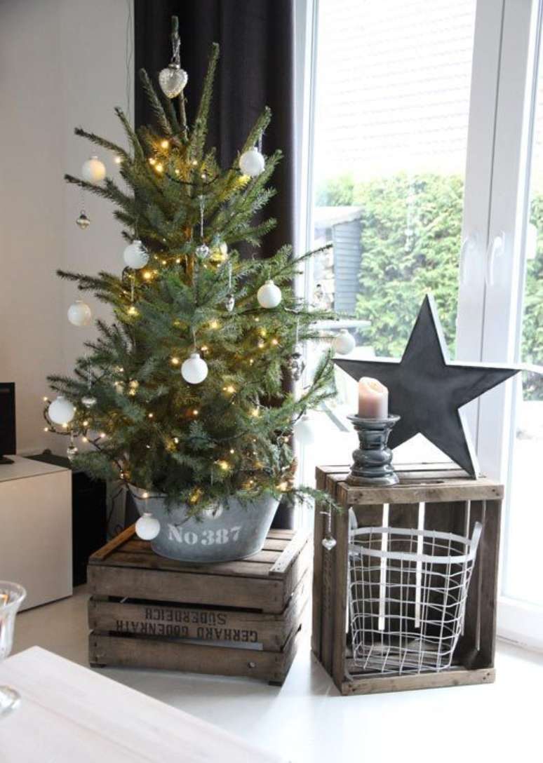 62. Sala de estar decorada com mini &aacute;rvore de natal &ndash; Foto Matchness