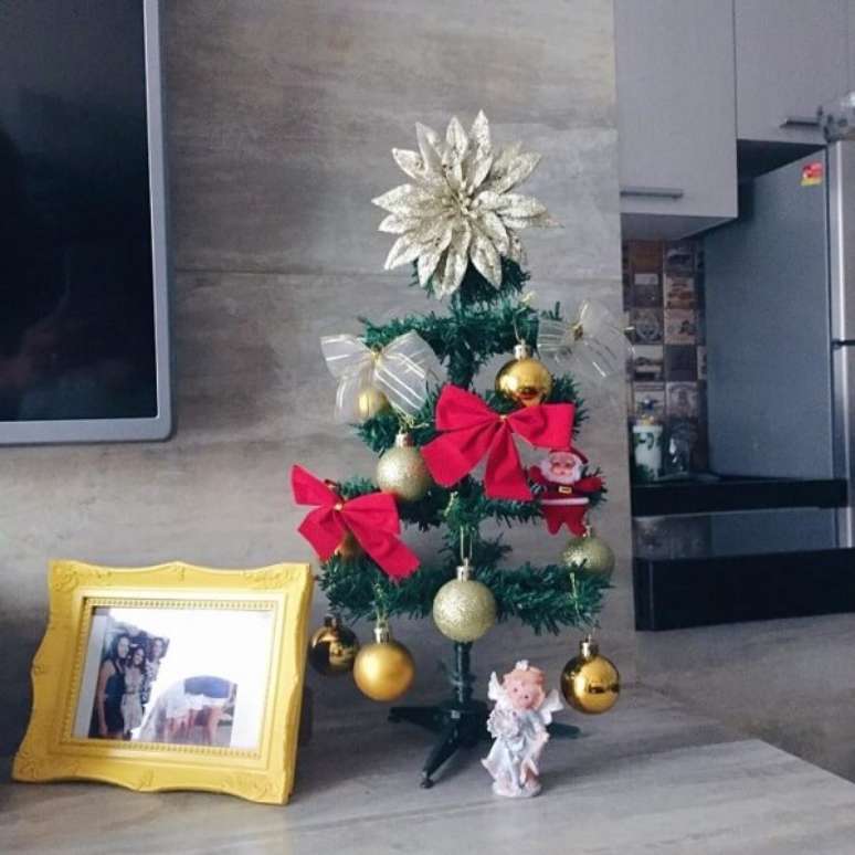 54. Painel para sala decorado com mini arvore de natal e laços vermelhos – Foto Apartamento Decorado 252