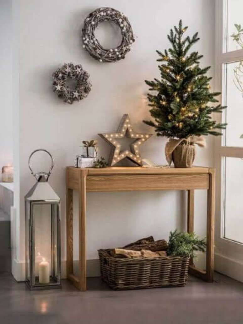 13. Aparador rustico decorado com mini árvore de natal – Foto Mi Casa