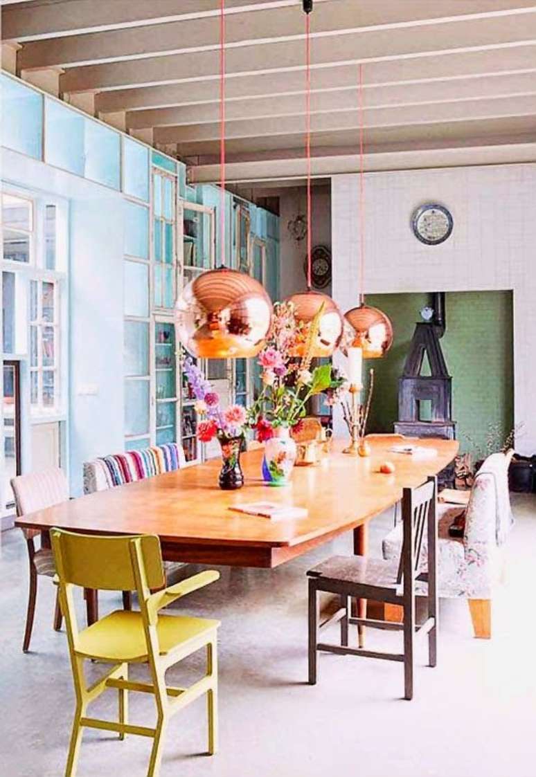 61. Sala de jantar com mesa retroe cadeiras de diferentes tipos &ndash; Foto Carina Pedro