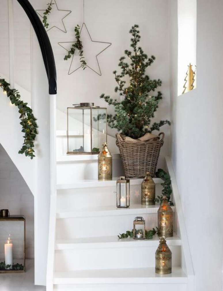 11. Escada decorada com mini arvore de natal e luminárias douradas – Foto Cote Miason