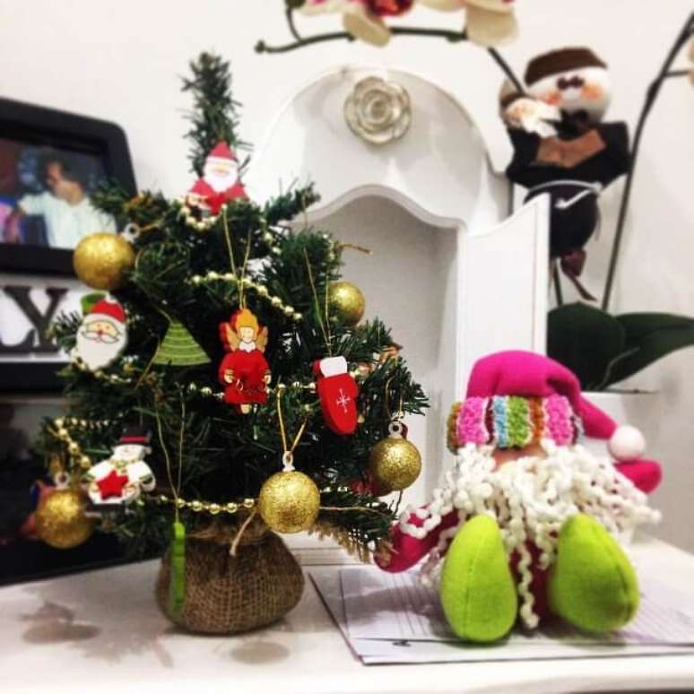 23. Decora&ccedil;&atilde;o com mini &aacute;rvore de natal moderna &ndash; Foto Marcella Gonzalez