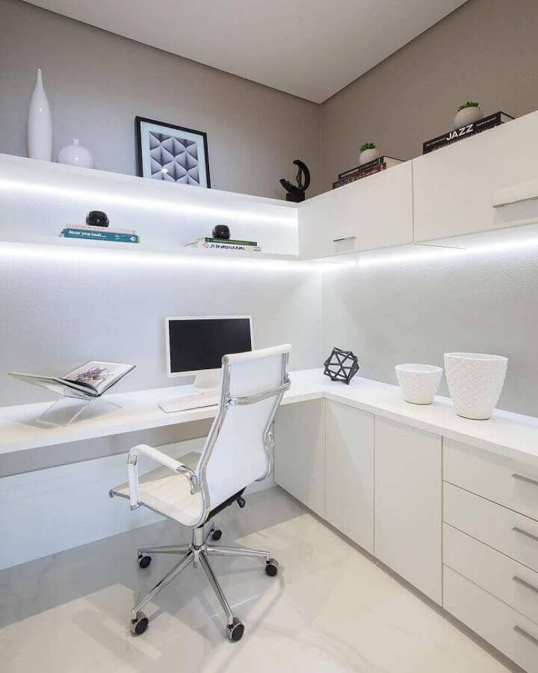 54. Escrit&oacute;rio todo branco decorado com bancada de trabalho planejada de canto &ndash; Foto: Monise Rosa Arquitetura