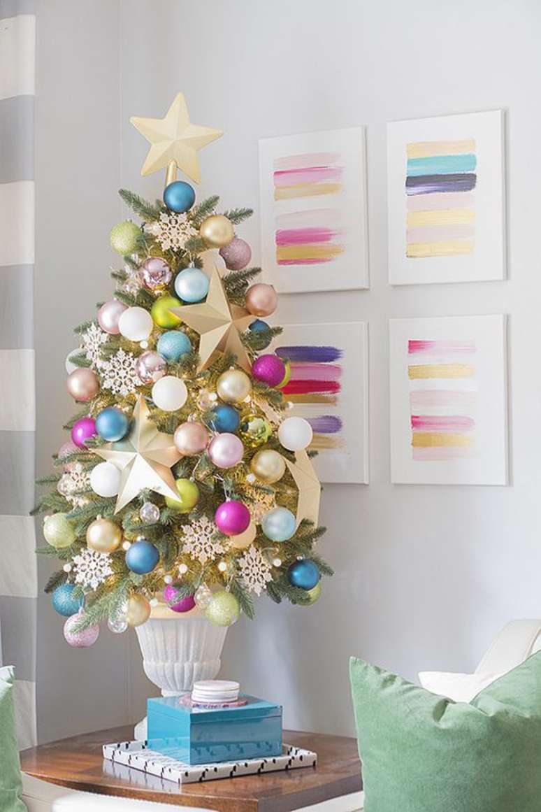 63. Sala decorada com mini arvore de natal colorida – Foto House Beautiful